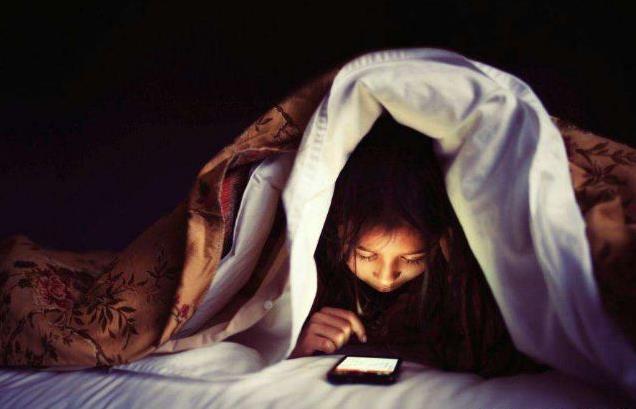 为什么手机是睡眠杀手？习惯性睡前玩手机、长期熬夜玩手机的危害-九美库